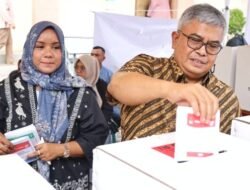 Sekda Aceh Gunakan Hak Pilih di TPS 09 Desa Gampong Pineung