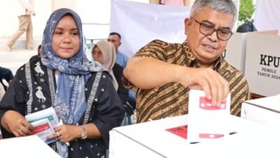 Sekda Aceh Gunakan Hak Pilih di TPS 09 Desa Gampong Pineung