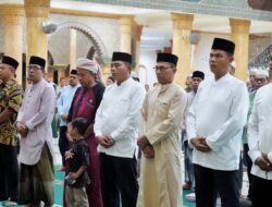 Kapten Inf Herrinizal Wakili Dandim Abar di Isra Miraj Masjid Agung Baitul Makmur