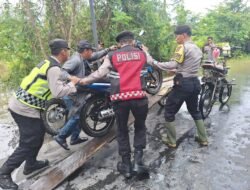 Banjir Rendam Jalan Ateung Teupat, Polisi Bantu Evakuasi Kendaraan Warga