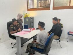 Tersangka Kasus Tindak Pidana ITE di Aceh Selatan Diserahkan ke Kejari 9 Tersangka Kasus Tindak Pidana ITE di Aceh Selatan Diserahkan ke Kejari
