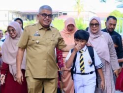 Pj Gubernur Aceh Antar Anak di Hari Pertama Sekolah, Kepala Anak-anak Dielusnya 10 Pj Gubernur Aceh Antar Anak di Hari Pertama Sekolah, Kepala Anak-anak Dielusnya