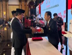 Pj Bupati Mahdi Terima Duplikat Bendera Pusaka Untuk Dikibarkan di Aceh Barat