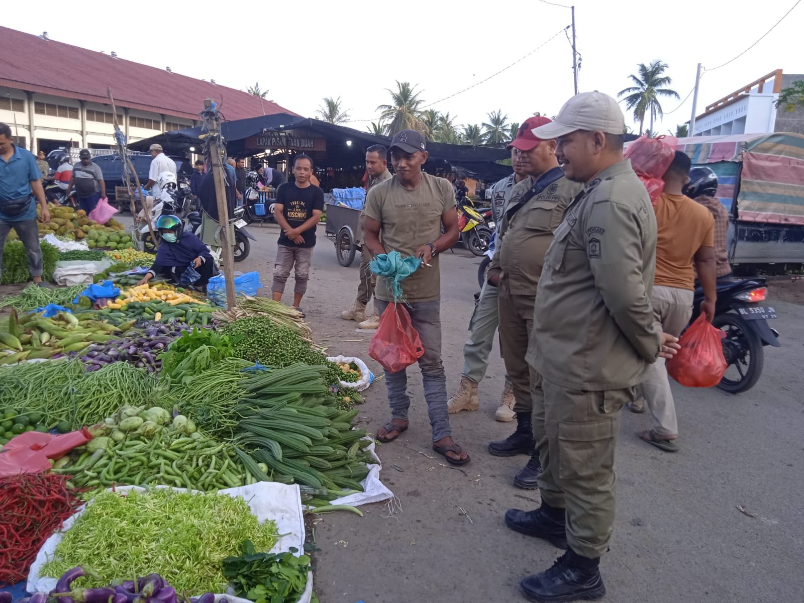 Aktivitas Pasar Kembali Normal, Petugas Tertibkan Pedagang di Lambaro 2