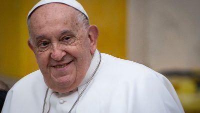 Paus Fransiskus, pemimpin Gereja Katolik sedunia, wafat pada usia 88 tahun
