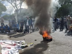 Mahasiswa GRAM Bakar Ban dan Berorasi di Depan Gedung DPRA