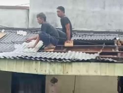 Atap Rumah Warga Terlepas Diterpa Angin Kencang di Darul Imarah
