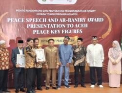 UIN Ar-Raniry Anugerahkan Penghargaan Perdamaian untuk Jusuf Kalla dan Tokoh Kunci Helsinki 12 UIN Ar-Raniry Anugerahkan Penghargaan Perdamaian untuk Jusuf Kalla dan Tokoh Kunci Helsinki