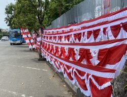 Omzet Naik! Pedagang Bendera di Banda Aceh Nikmati Antusiasme HUT RI ke-80