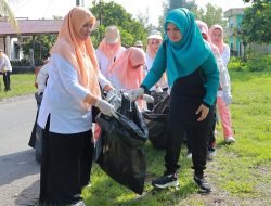 Ketua PKK Aceh Barat Pimpin Aksi Bersih Sampah di Suak Indrapuri 9 Ketua PKK Aceh Barat Pimpin Aksi Bersih Sampah di Suak Indrapuri
