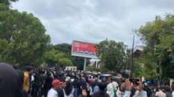Massa Aliansi Rakyat Aceh Padati Gerbang DPRA, Jalan Utama Ditutup