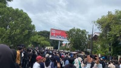 Massa Aliansi Rakyat Aceh Padati Gerbang DPRA, Jalan Utama Ditutup